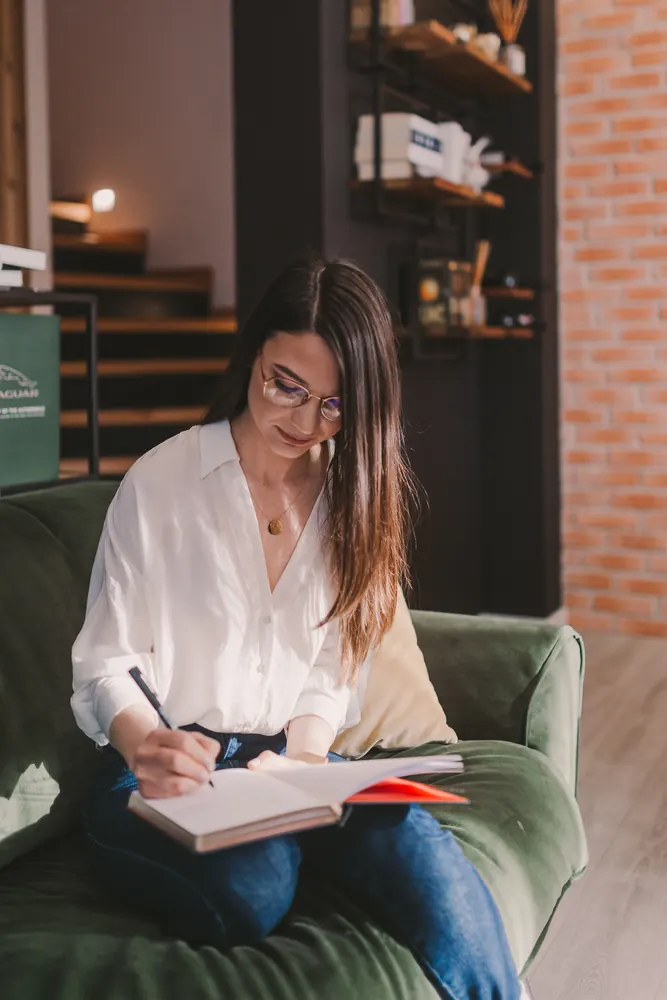Diana Frîncu notând observații dintr-un interviu